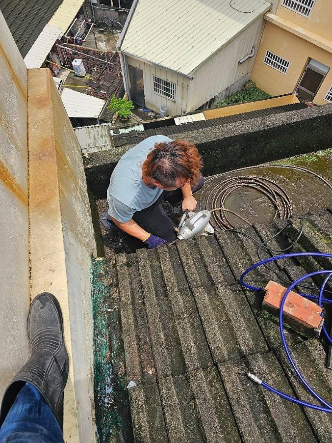 雲林土庫水刀通屋頂水管