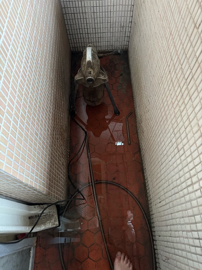 雲林古坑鄉水刀通屋頂水管